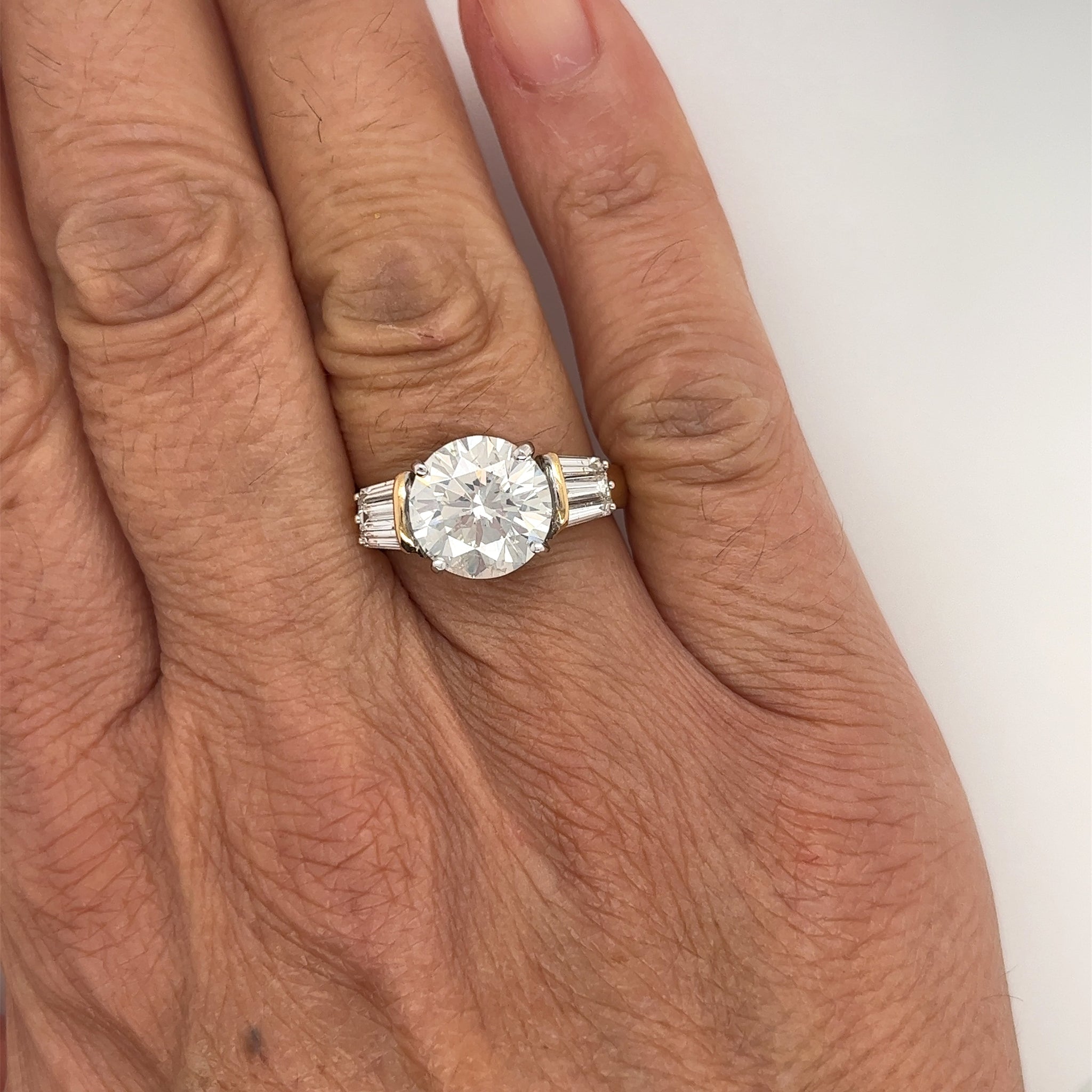 Engagement ring round diamond with baguettes Clearance