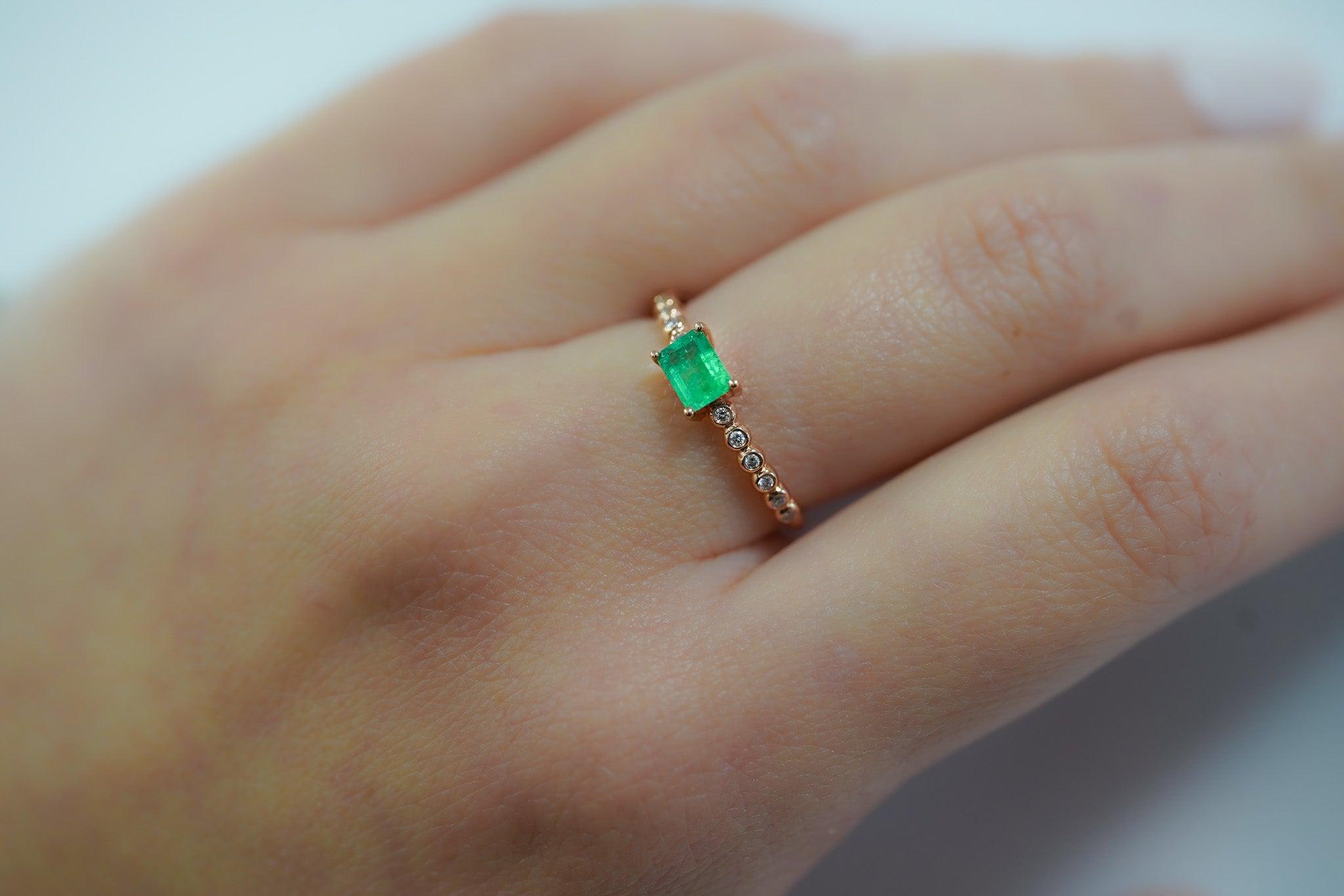 Natural Emerald and Diamond Ribbed Shank Thin Stacking Ring in 18K Rose Gold Rings