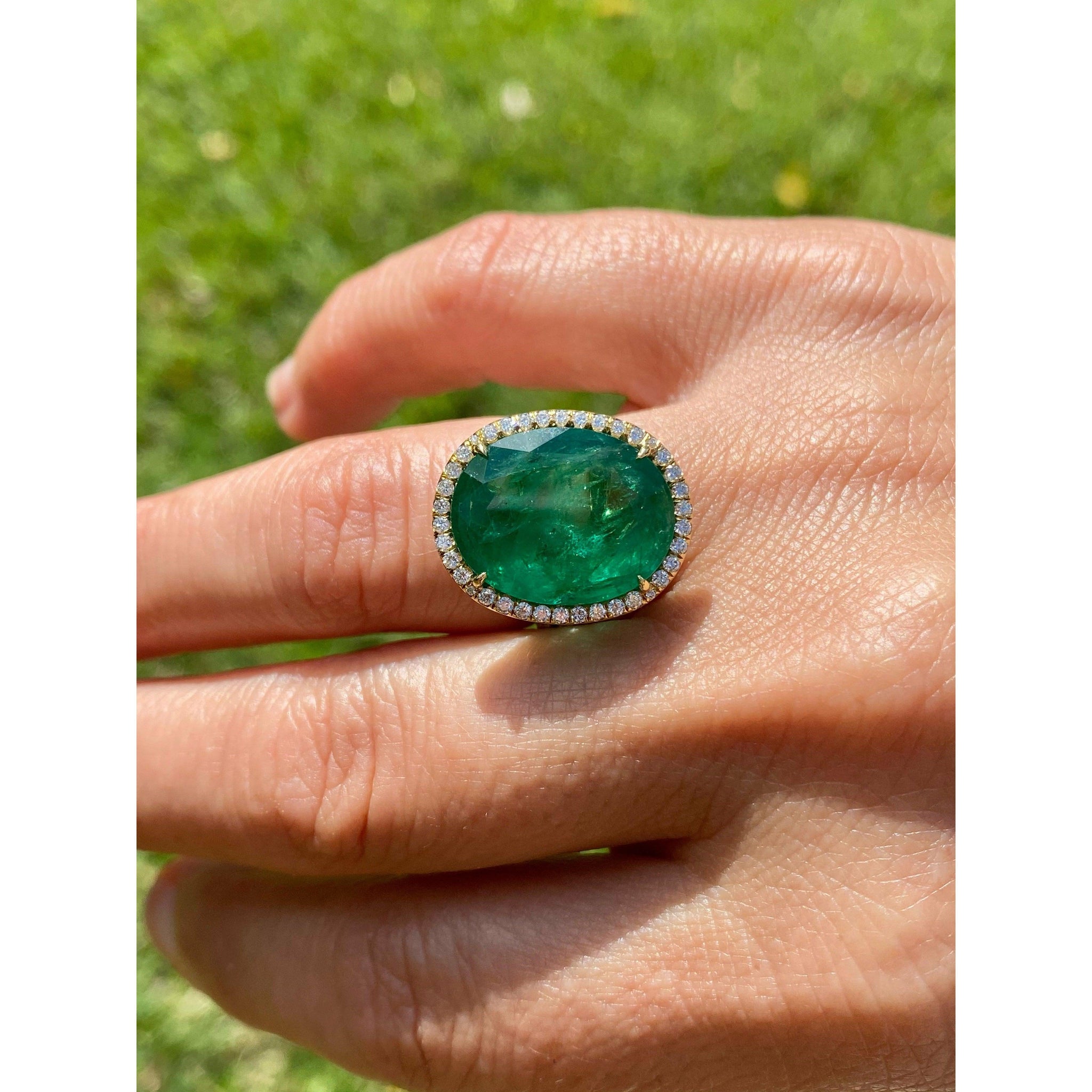 10 Carat GIA certified Oval Cut Emerald set in 18k solid gold ring - ASSAY
