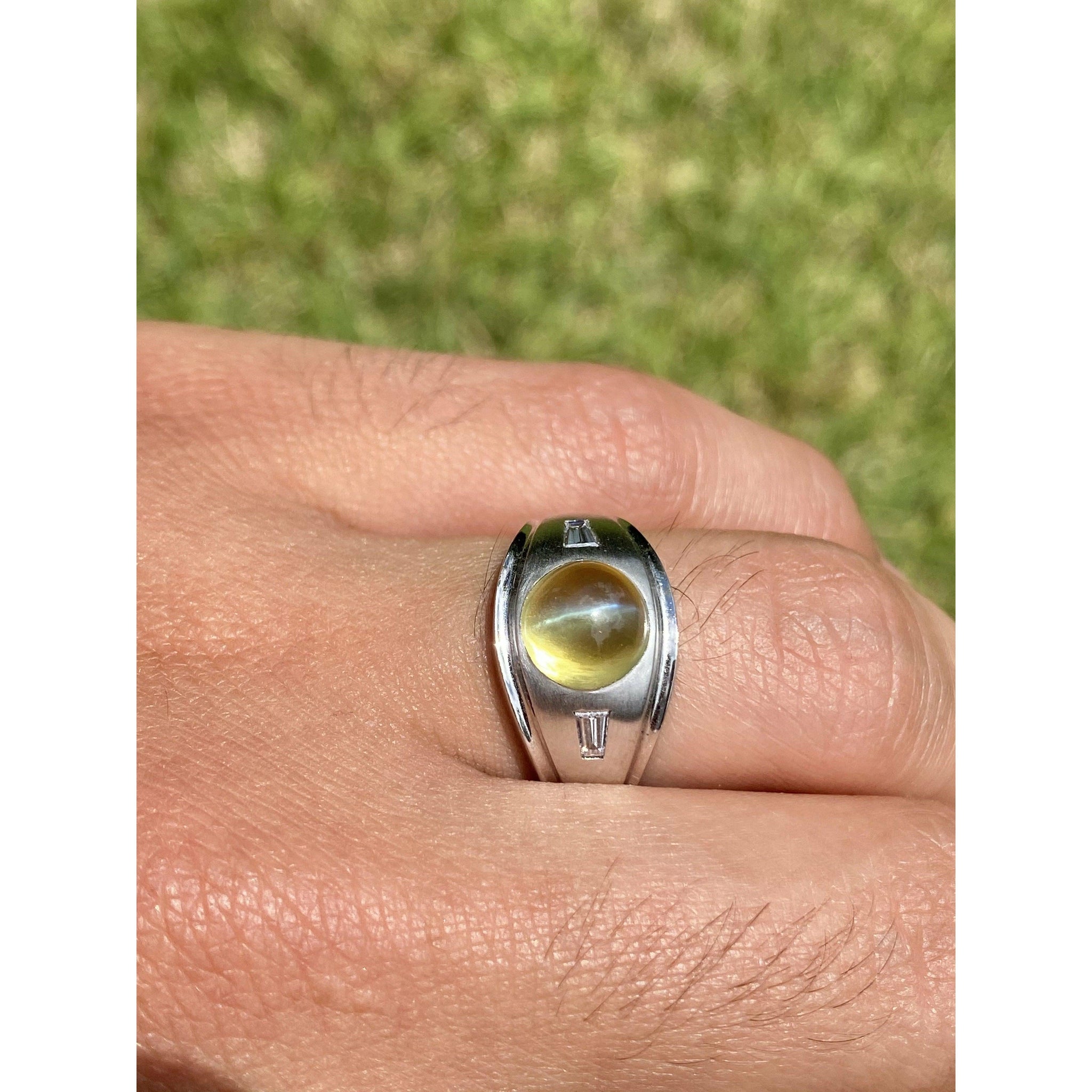 Sold at Auction: Platinum ring with 31.5 carat cabochon Cats-eye Chrysoberyl