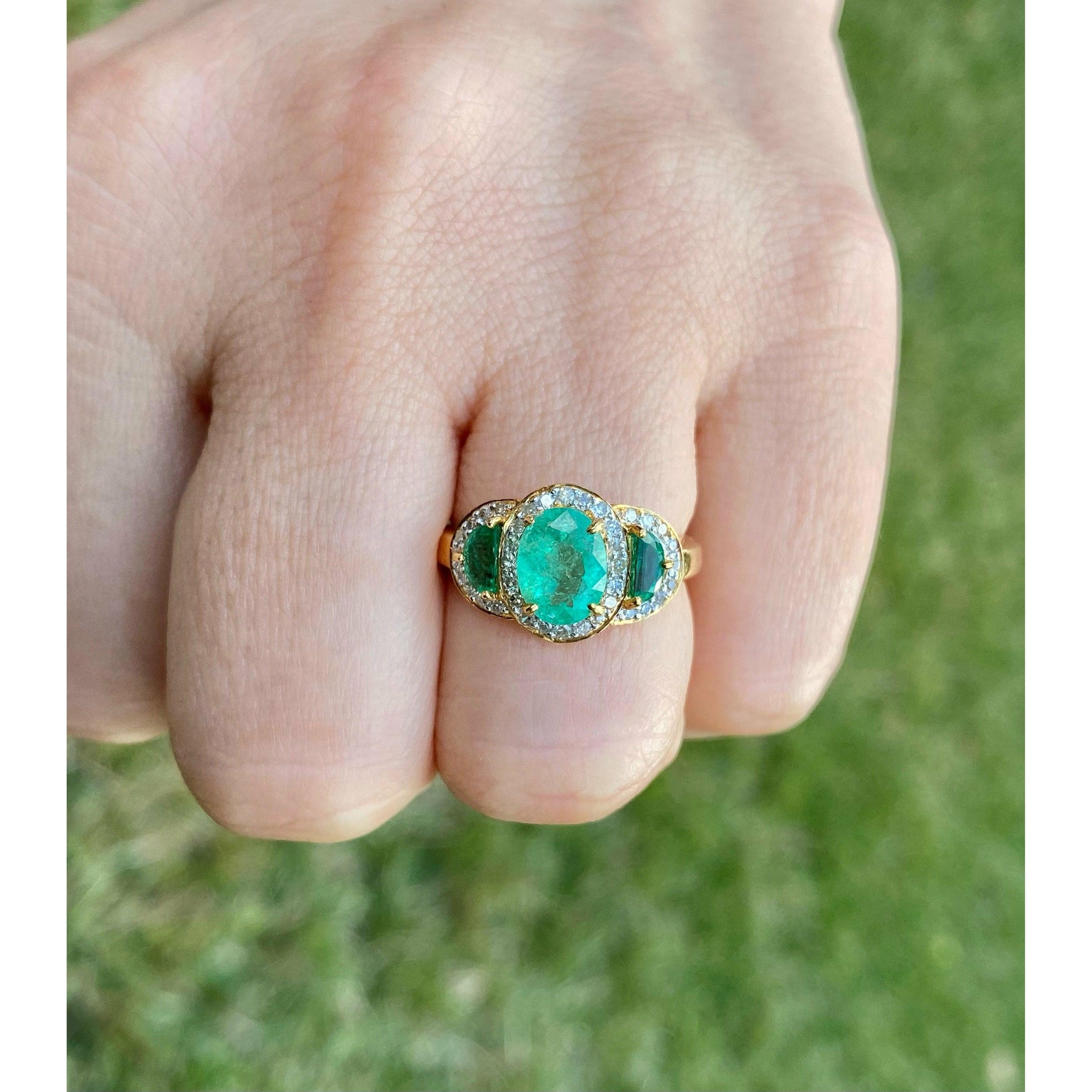 Vintage 3 stone oval cut Colombian Emerald Ring in 18k Yellow Gold - ASSAY